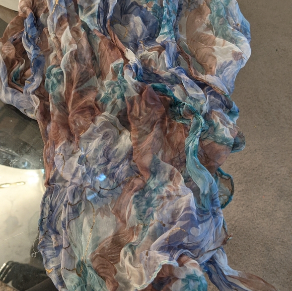 Two thin ruffled scarves - Picture 2 of 5